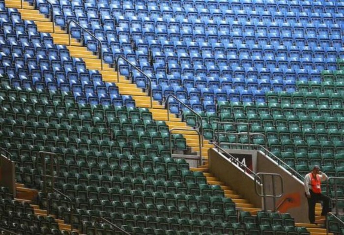 Những chiếc ghế trống hiện rõ trên khán đài sân Thiên niên kỷ ở Cardiff, nơi diễn ra trận bóng đá nữ giữa Hàn Quốc và Nam Phi. Các nhà tổ chức bị gây sức ép phải lấp đầy các chỗ trống sau khi những dãy ghế trống này bị khán giả truyền hình Anh nhìn thấy.